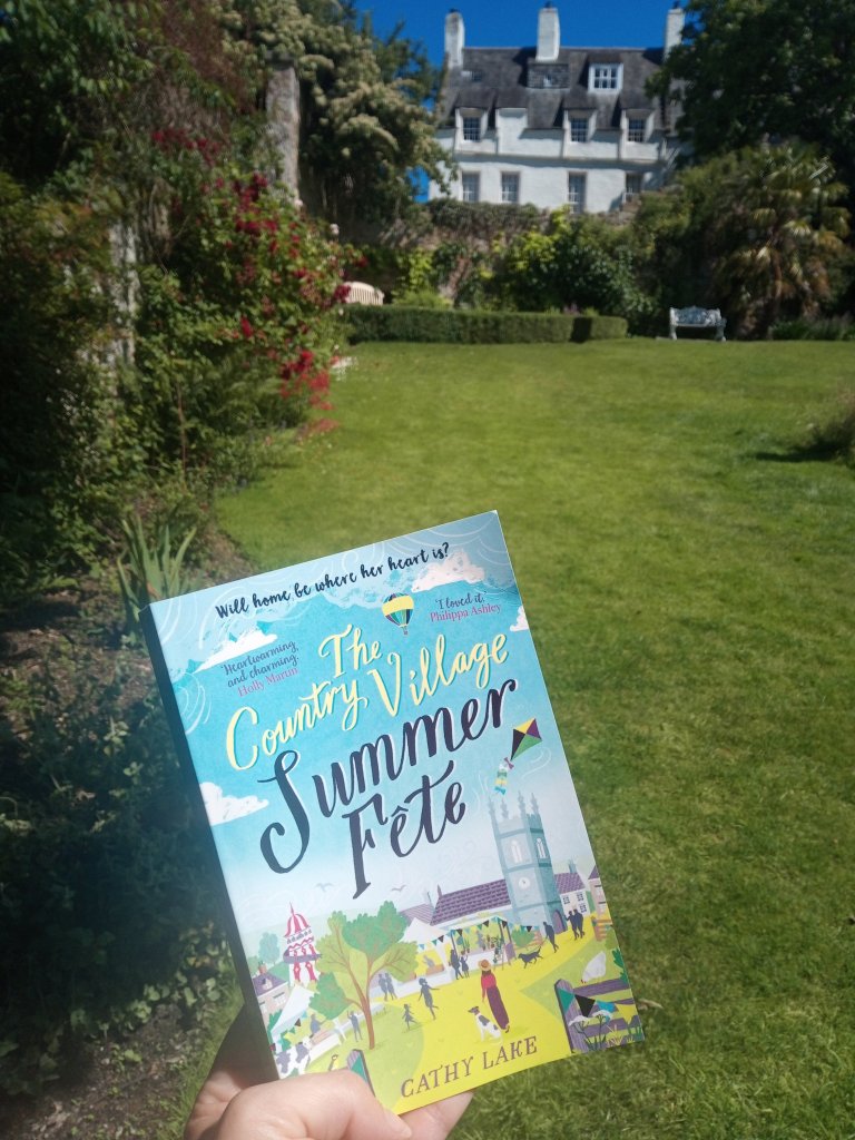 The Country Village Summer Fete by Cathy Lake #bookreview @LakeAuthor @ZaffreBooks