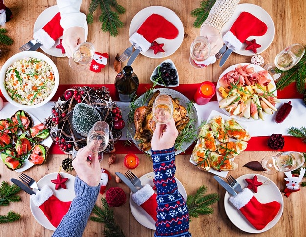 Free Photo | Baked turkey. christmas dinner. the christmas table is served with a turkey, decorated with bright tinsel and candles. fried chicken, table. family dinner. top view, hands in the frame